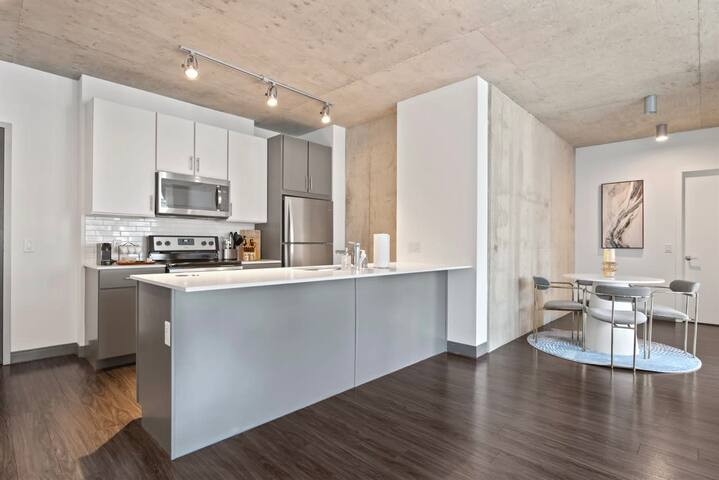 Modern 2BR in The Loop + Panoramic City Views gallery image 2