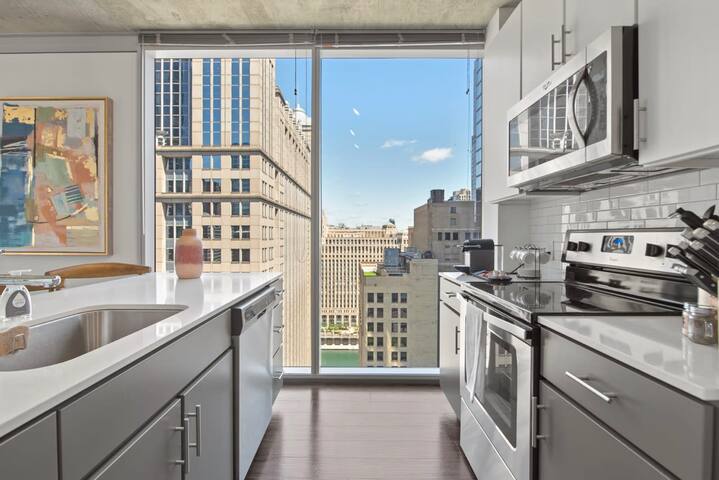 Stylish 2BR with Skyline Views Near Riverwalk gallery image 2