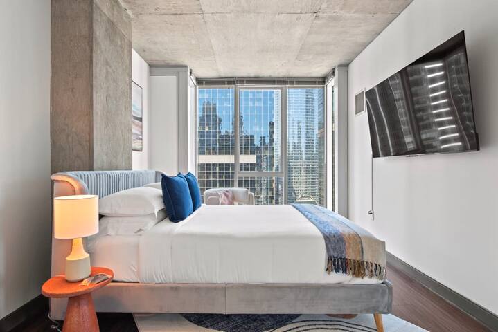 Stylish 2BR with Skyline Views Near Riverwalk gallery image 3