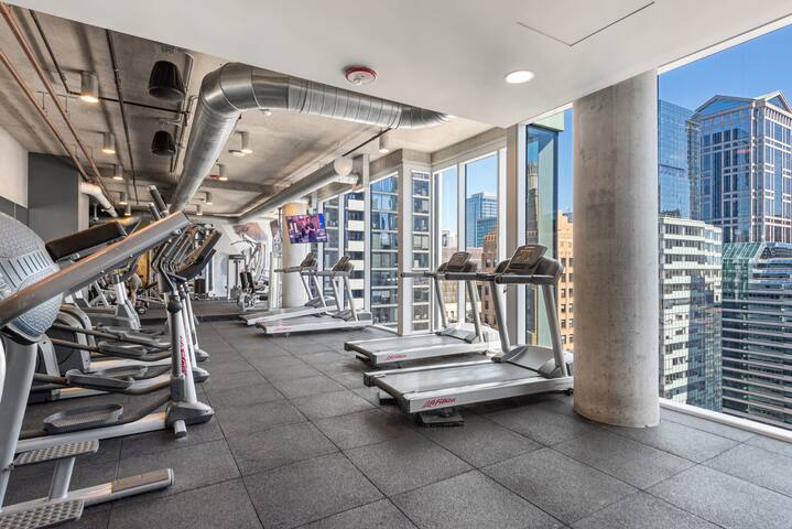 Stylish 2BR with Skyline Views Near Riverwalk gallery image 5