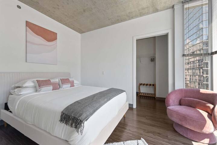 2BR Apt: Stunning Views, Steps to Michigan Avenue gallery image 3