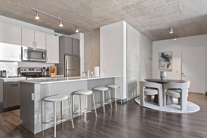 2BR Apt: Stunning Views, Steps to Michigan Avenue gallery image 2