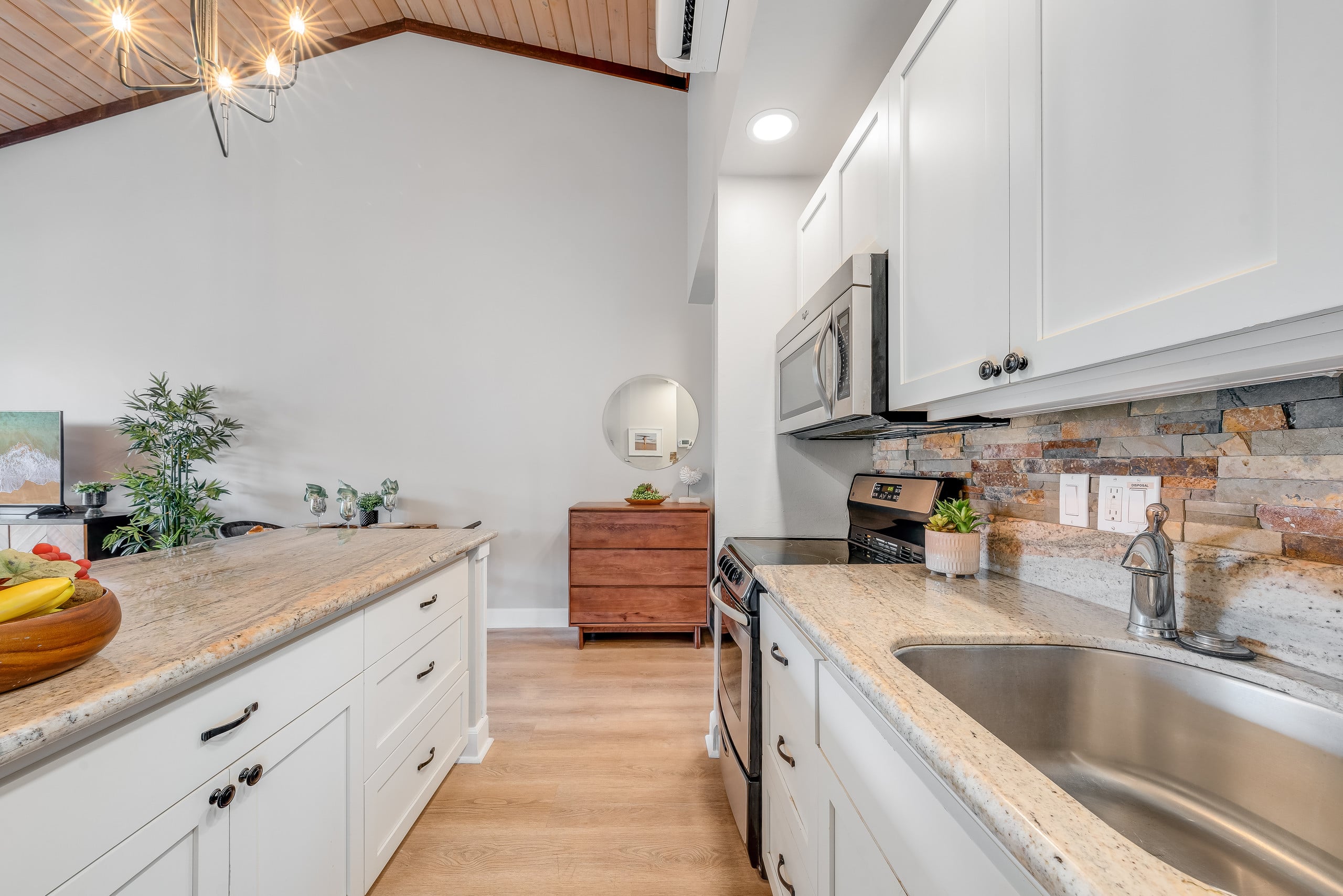 Condo in Lahaina · ★4.74 · 1 bedroom · 2 beds · 1 bath - Image 14