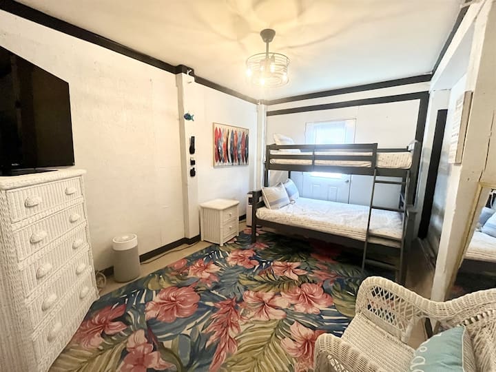 Ďalšie dvojča nad plnou poschodovou posteľou pre extra priestor na spanie v suteréne (úroveň garáže)