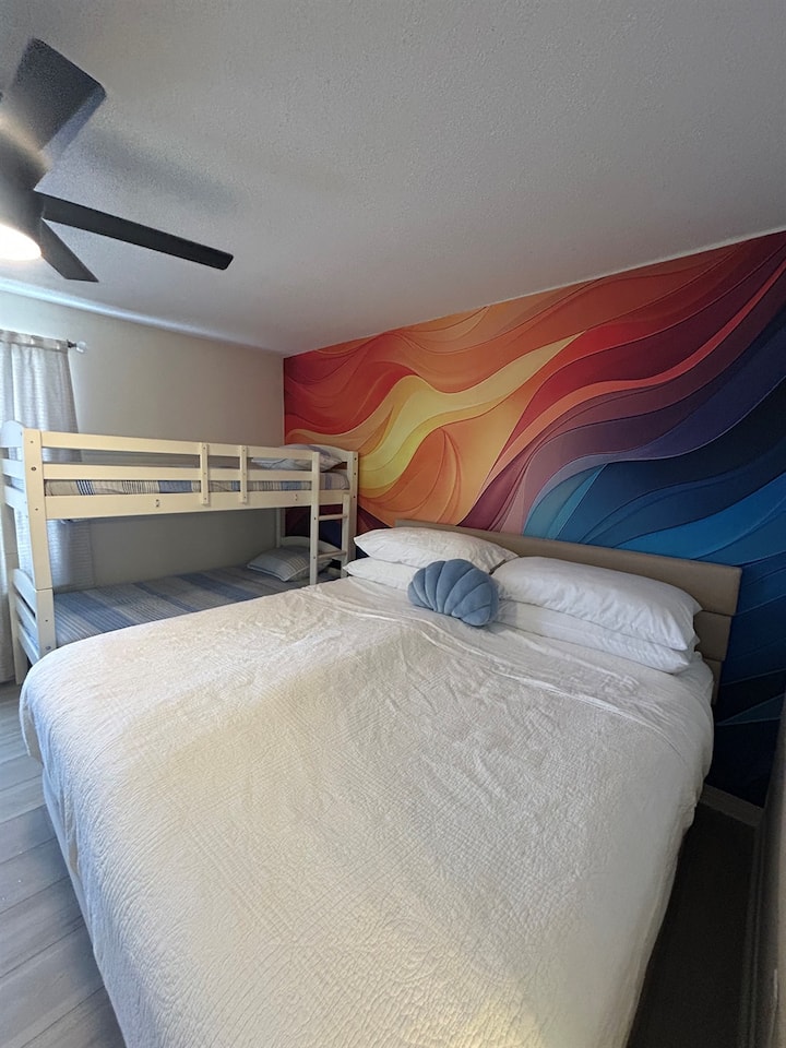 Druhá spálňa s manželskou posteľou King a dvojlôžkom nad poschodovou posteľou s oddelenými  posteľami na druhom poschodí