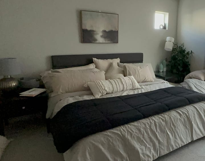 Chumba kikuu cha kitanda cha mfalme