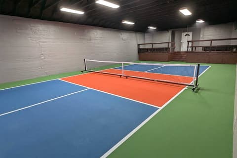 Twin bed cottage with pickleball court