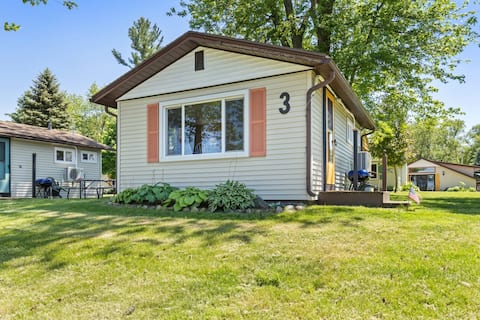 Twin bed cottage on Chippewa Lake with pickleball