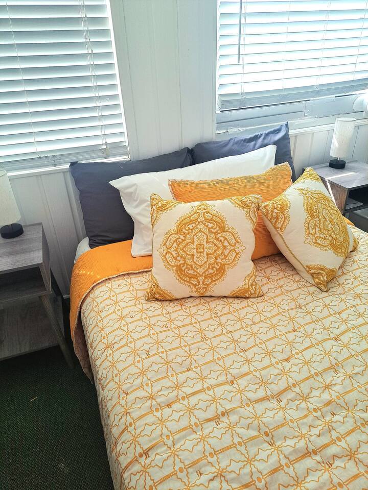 Coin salon et couchage privé avec lit double. REMARQUE : pas de placard dans cet espace.