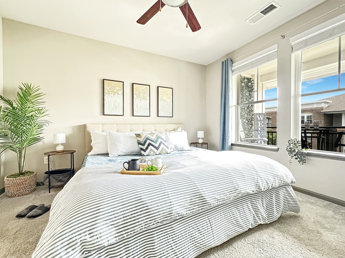 Hoofdslaapkamer met inloopkast en 12 inch traagschuimmatrassen. Kleerhangers en bagagerekken in de kast.