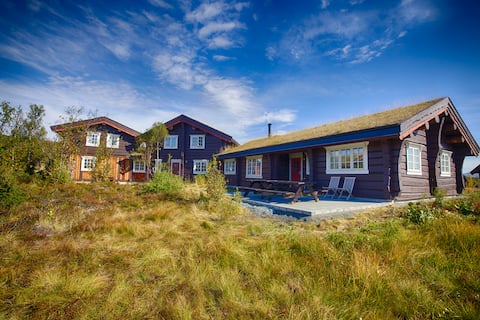 Charming Timber Lodge for Gathering + Celebrations