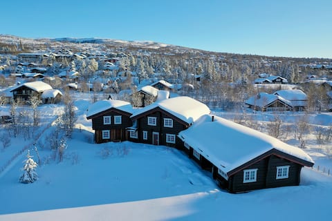 Charming Timber Lodge for Gathering + Celebrations