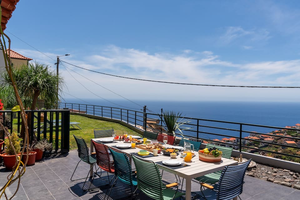 Top-earning Airbnb listing in Câmara de Lobos, 3 bedrooms