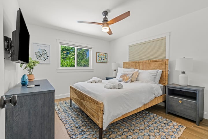 Oddýchnite si v pohodlí! Táto príjemná tretia spálňa ponúka pokojný oddych s útulnou posteľou a televízorom na stene pre vašu zábavu. ️✨