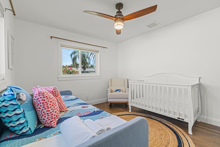 Ideálne pre rodiny! Tento premyslený priestor ponúka pohodlnú dennú posteľ a detskú postieľku pre našich najmenších hostí. 