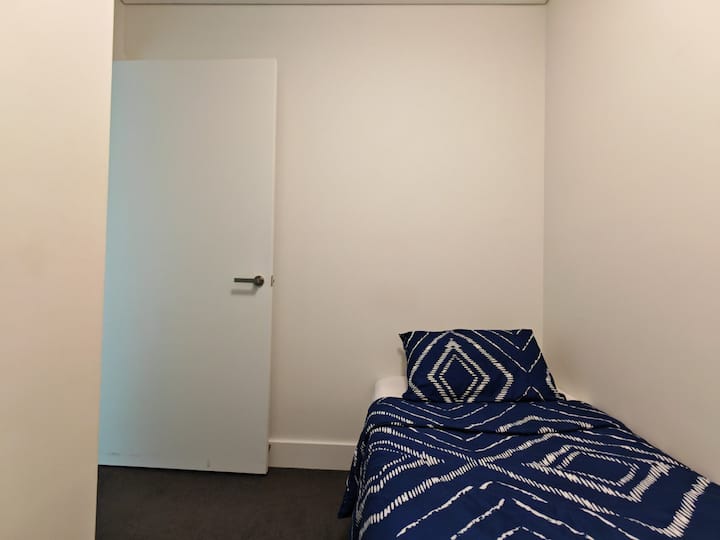 Jednostruki krevet u radnoj sobi