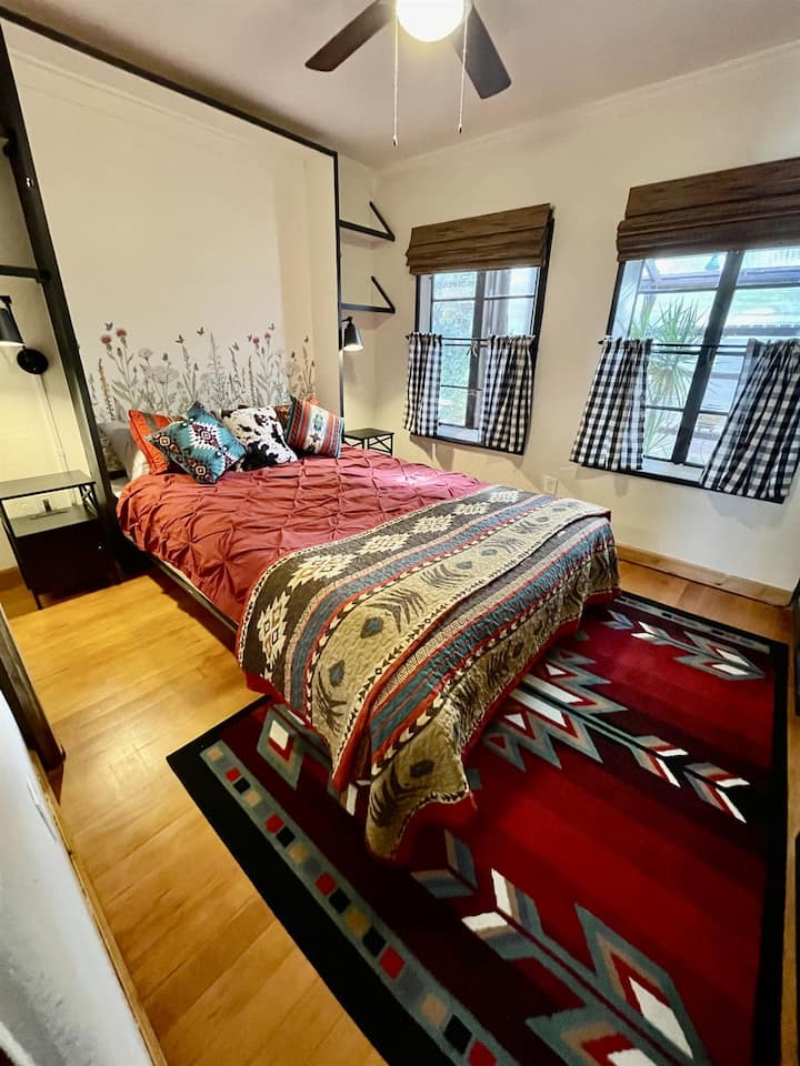 Wakker worden met uitzicht op de tuin in dit gezellige queensize bed met zuidwestelijke charme.