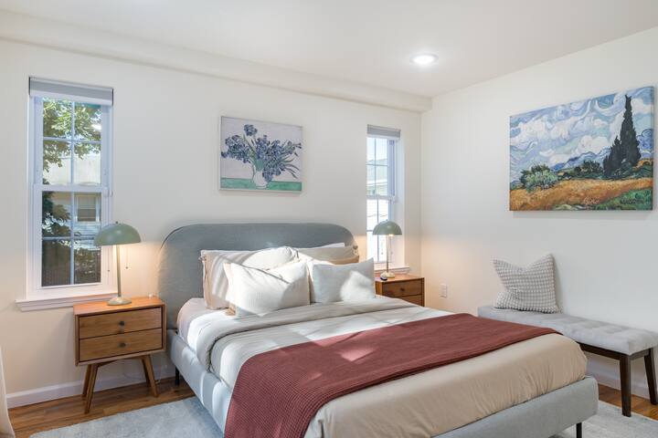 Luxury 3BR Stay • Free Parking • Quick NYC Access gallery image 5