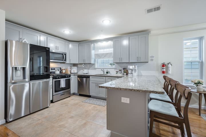 Luxury 3BR Stay • Free Parking • Quick NYC Access gallery image 3