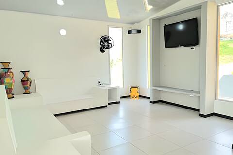 Popular Airbnb listing: Private house with catamaran net and billiard room in Tocaima