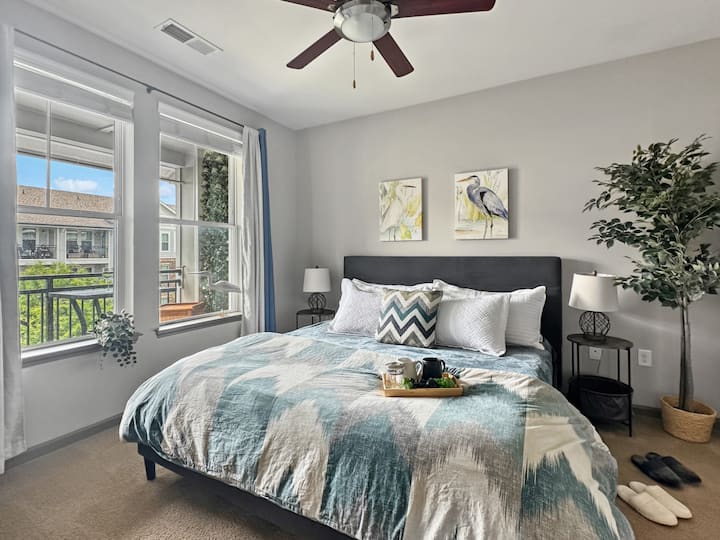 Hlavná spálňa s priechodným šatníkom a 12-palcovými matracmi z pamäťovej peny. Vešiaky a stojany na batožinu v skrini.