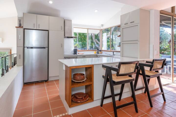 Offshore _ Luxury _ Cocktail room _ Pool _ Air Con gallery image 3