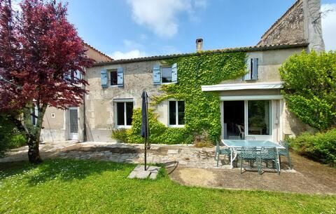 5 bedroom nice home in Semussac