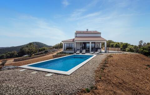 Awesome home in Zman with outdoor swimming pool