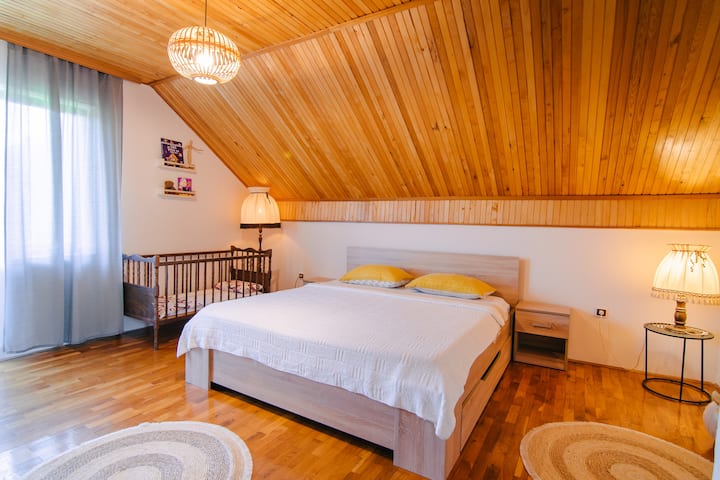 卧室二，表面： 12平方米