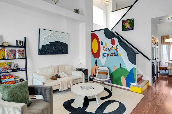 Artistic 3 Level: King Bed - Game Room - Fireplace - Brighton, CO
