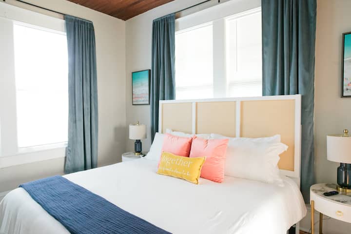 Relaxing King Loft | Fast Wifi Access - Warrington, FL