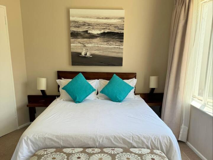 Queen with Sea and Mountain View photo 1