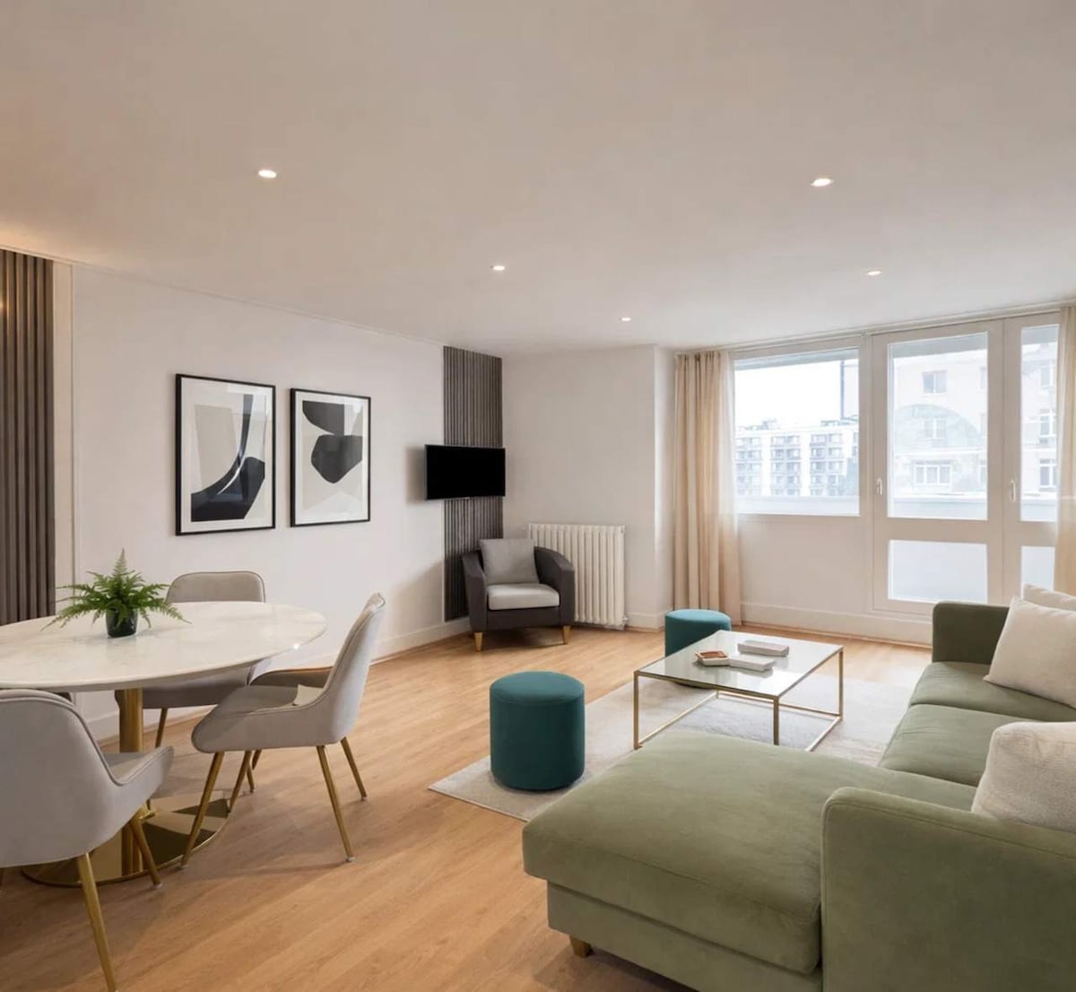 Совршена дневна соба за семејства и пријатели, со телевизор со рамен екран и неограничен бесплатен Wi-Fi
