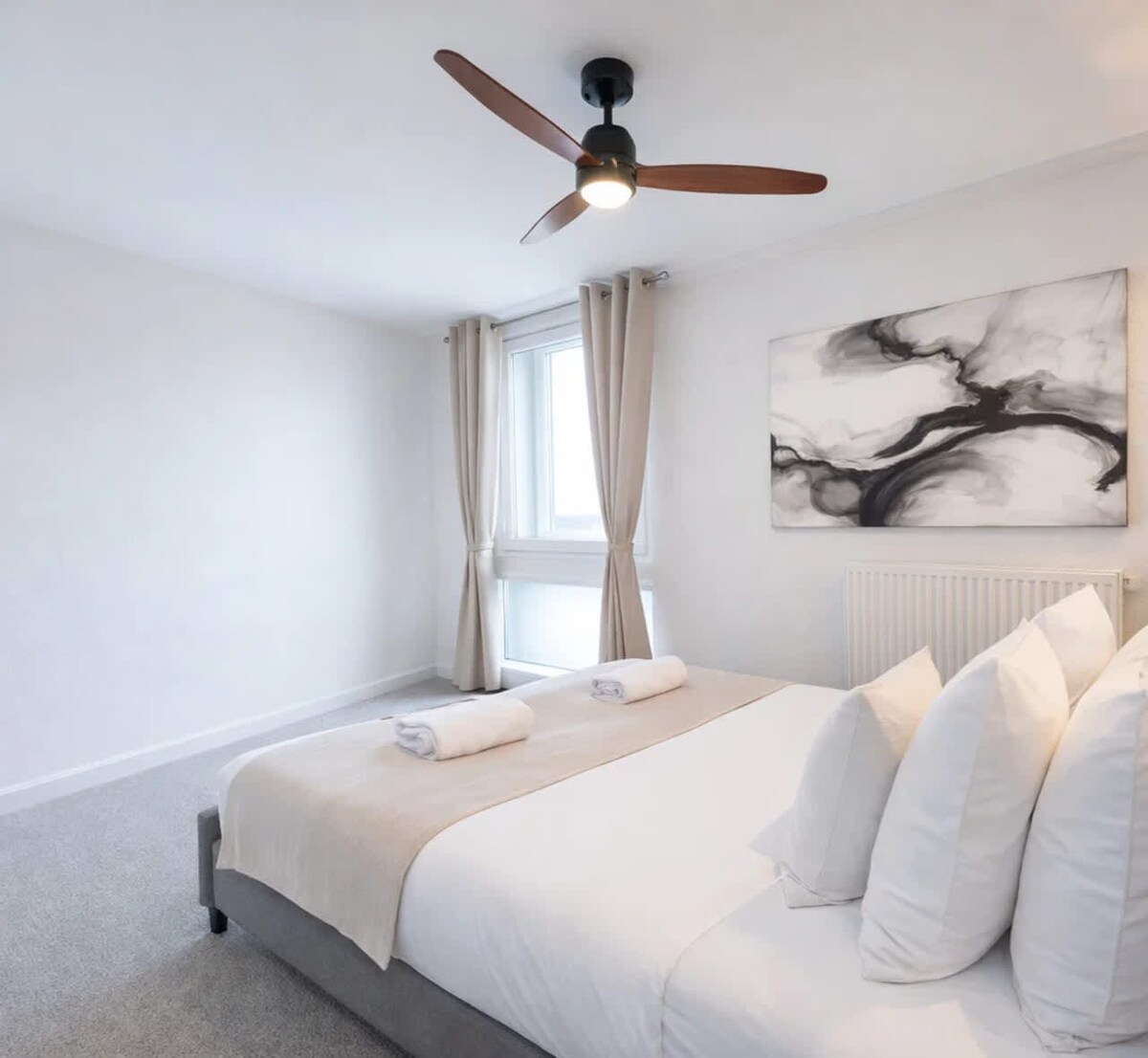 Спална соба полна со светлина и простории за складирање
