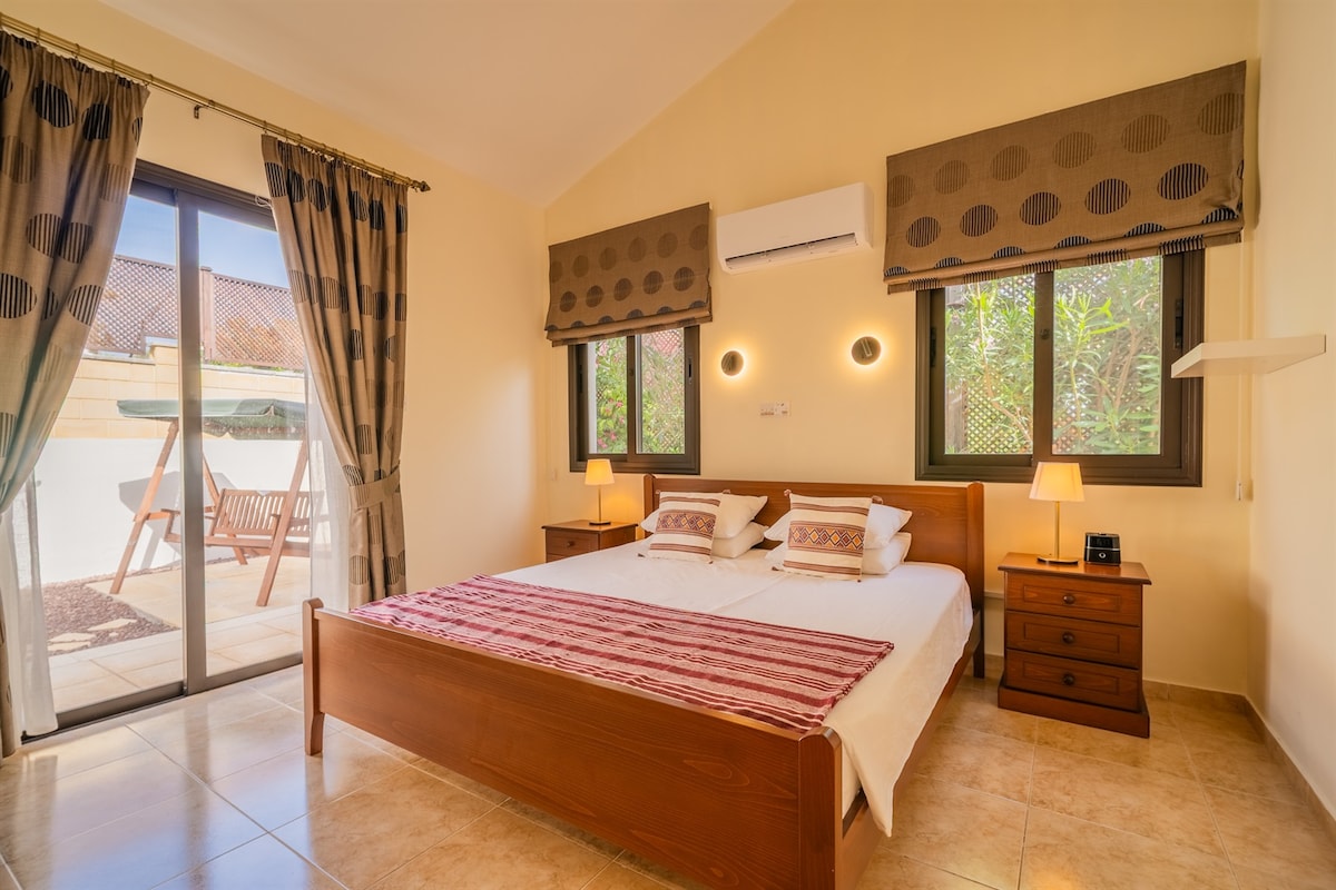 غرفة نوم ثانية بسرير كينج مع إمكانية الوصول المباشر إلى الفناء. سرير بحجم كينج، ومروحة سقف، ووحدة تكييف/تدفئة مخصصة، ومنضدة، وخزائن ملابس كبيرة مدمجة، ومكبر صوت بلوتوث/منبه.