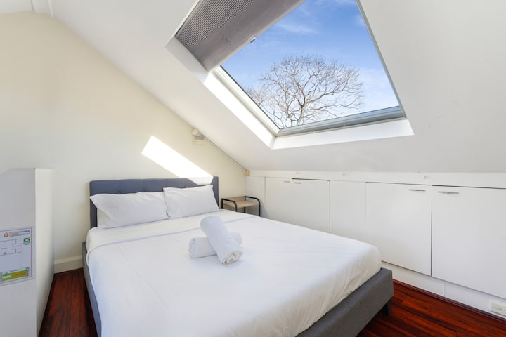 Ivy Haven with City View Loft-5