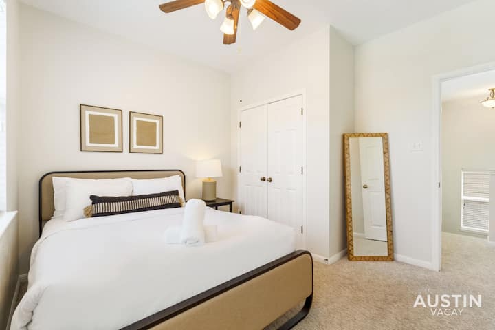 楼上的标准双人床卧室，配备豪华酒店品质的床上用品和衣柜