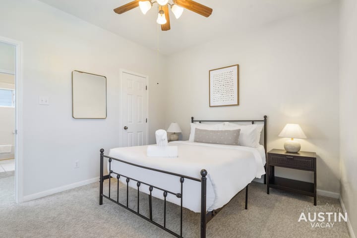 楼上的标准双人床卧室，配备豪华酒店品质的床上用品和衣柜