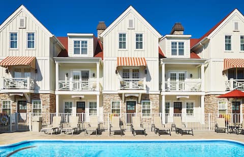 "Nantucket 5 Bedroom" Luxury Townhome, Pool, Hot T