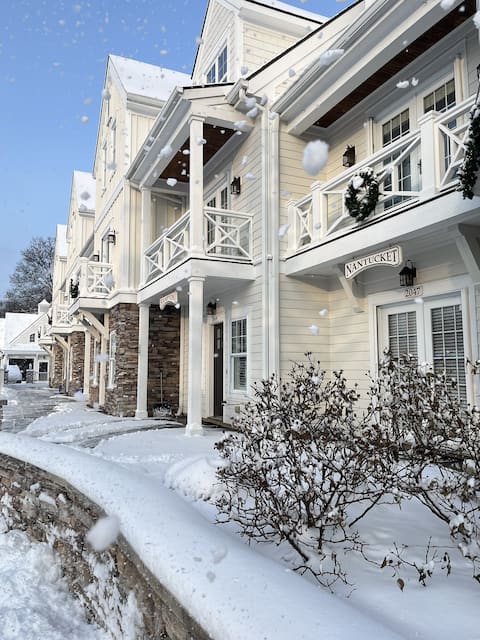 "Nantucket 5 Bedroom" Luxury Townhome, Pool, Hot T