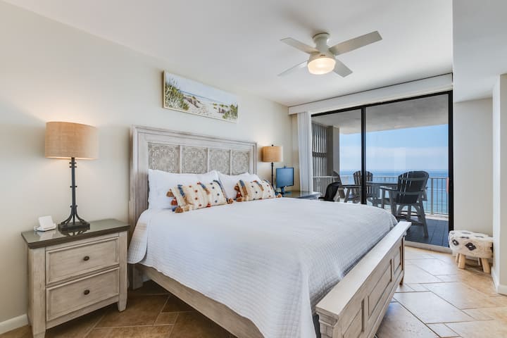 Hlavná spálňa je vybavená plným písacím stolom, stoličkou, počítačovým monitorom a webovou kamerou.