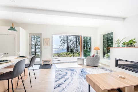 Sea Stone Quadra Cabin