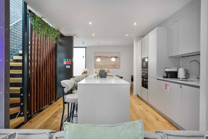 Walk to Canal St. | Luxurious Townhome w/ Roof Top gallery image 3