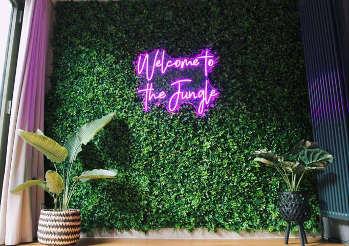 Walk to Canal St. | Luxurious Townhome w/ Roof Top gallery image 2