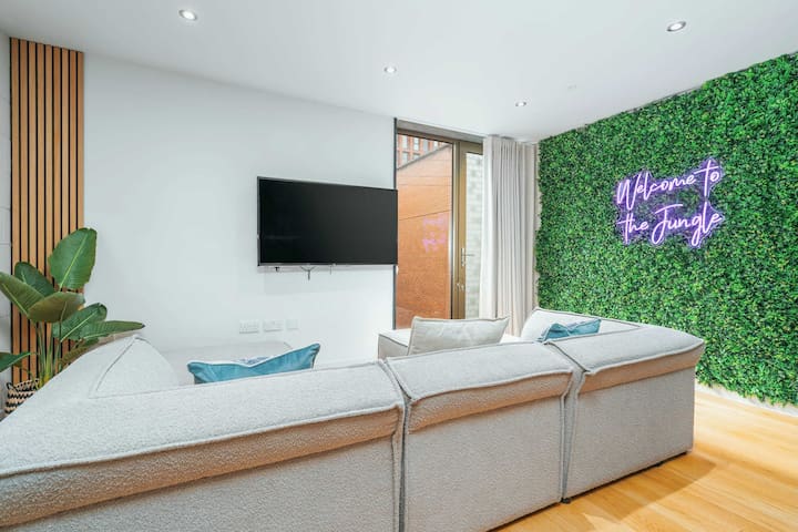 Walk to Canal St. | Luxurious Townhome w/ Roof Top