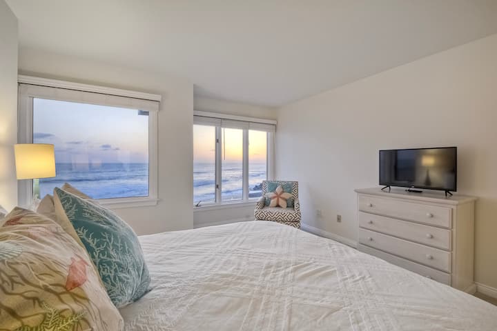 יש טלוויזיה בחדר השינה השני.