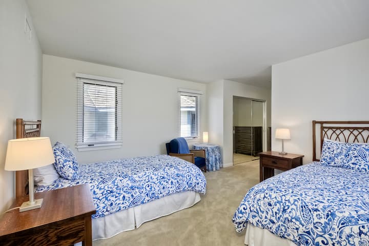 חדר שינה שלישי עם שתי מיטות זוגיות.