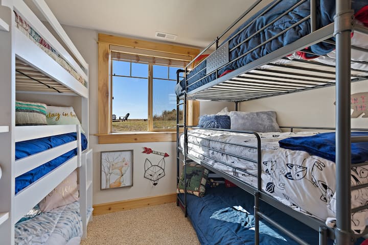 Მინიშნება სამოთხის შესახებ ~ საძინებელი #4 ქვედა დონეზე/ (2) ორადგილიანი ორსართულიანი საწოლები (ზედა ორსართულიანი საწოლი არ იქნება დამზადებული თქვენს ჩამოსვლამდე)