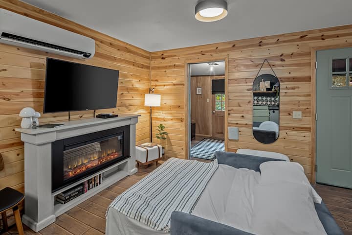 Summer Break • Fireplace • Hot Tub • Pets Ok - Eureka Springs, AR