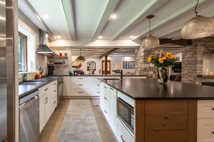 Le Manoir | Indoor Pool + Walk To Ski Resort + 9br - Mont-Tremblant